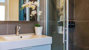 Chuveiro, secador de cabelo