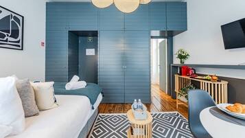 Tabla de planchar con plancha, cuna de viaje, wifi y ropa de cama