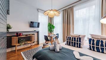 Iron/ironing board, travel crib, WiFi, bed sheets