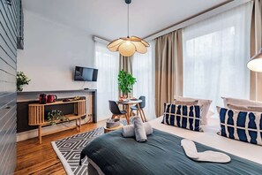 Tabla de planchar con plancha, cuna de viaje, wifi y ropa de cama