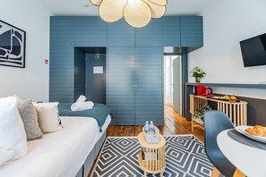Tabla de planchar con plancha, cuna de viaje, wifi y ropa de cama