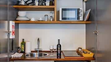 Microonde, piano cottura, macchina per tè/caffè, tostapane