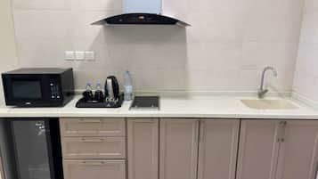 Deluxe Double Room | Private kitchen | Microwave, oven, stovetop, cookware/dishes/utensils