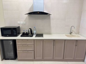 Phòng đôi Deluxe | Bếp riêng | Lò vi sóng, lò nướng, bếp nấu, dụng cụ nấu nướng/bát dĩa/dao nĩa