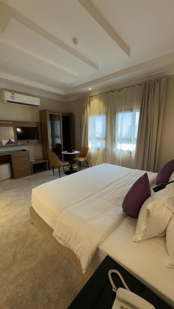Phòng đôi Deluxe | Bộ đồ giường cao cấp, nệm có lớp đệm bông, két bảo mật tại phòng