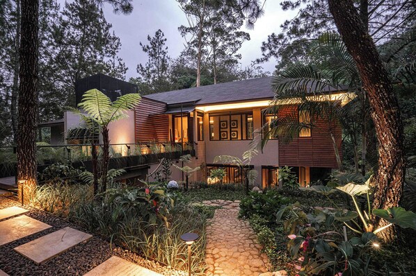 Villa, 5 Bedrooms, Garden View | Balcony