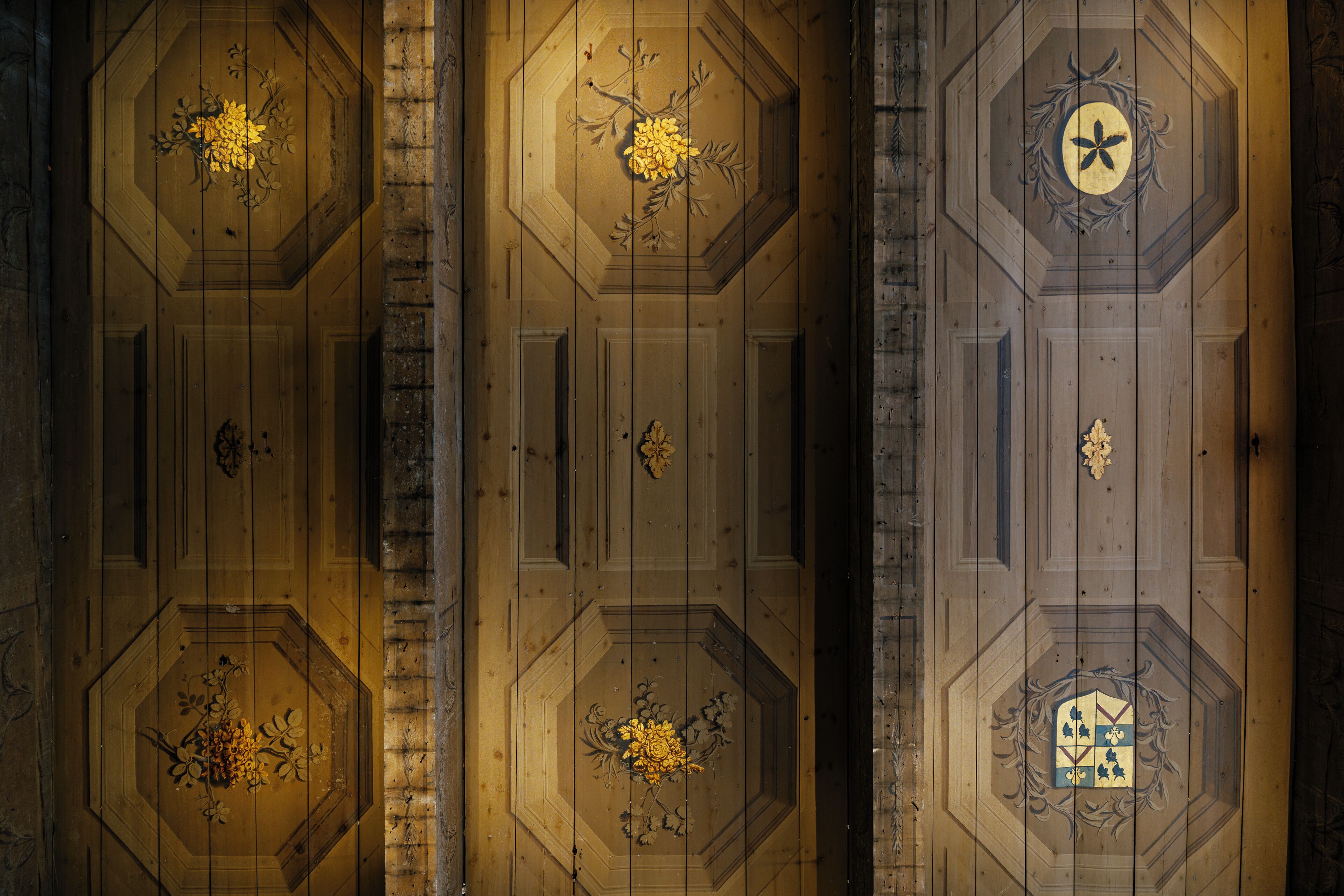Un plafond orné de motifs géométriques et de motifs floraux.
