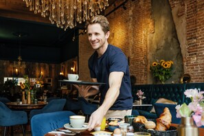 Frukostbuffé varje dag (EUR 17.50 per person)