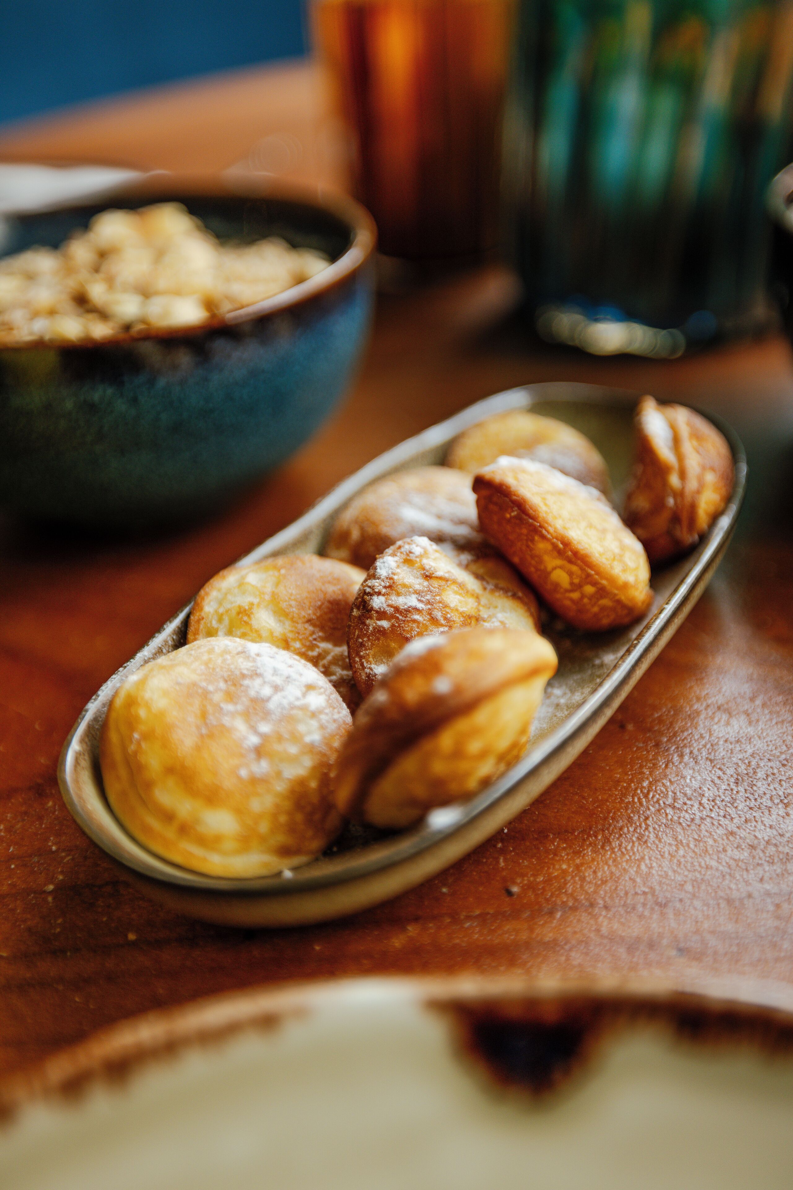 Une assiette de pâtisseries sur une table en bois.