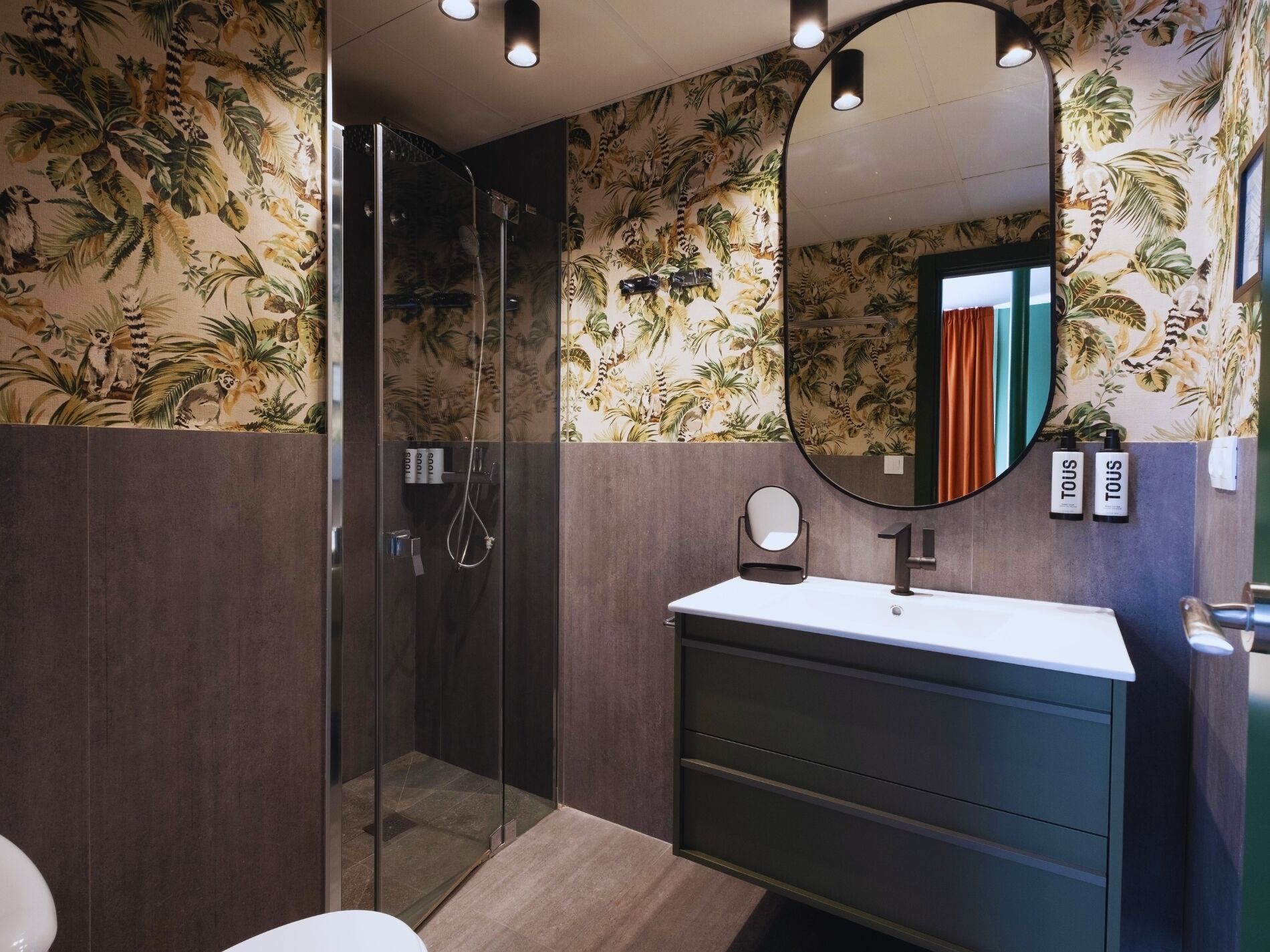 Appartement Deluxe | Salle de bain | Douche, articles de toilette gratuits, sèche-cheveux
