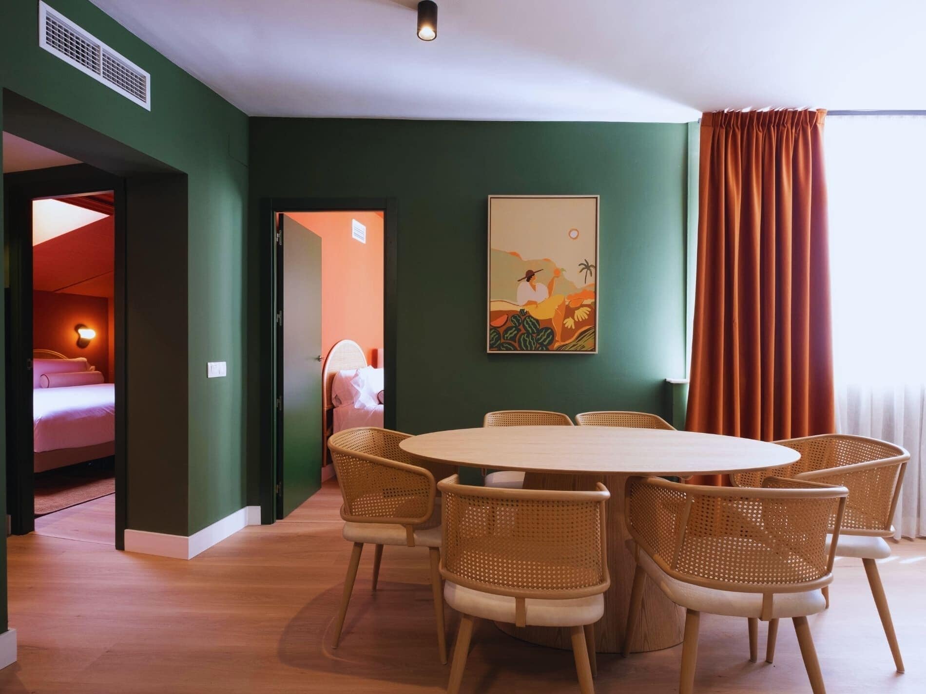 Departamento Deluxe | Área de sala de estar | Televisión de pantalla plana de 50 pulgadas con canales digitales 