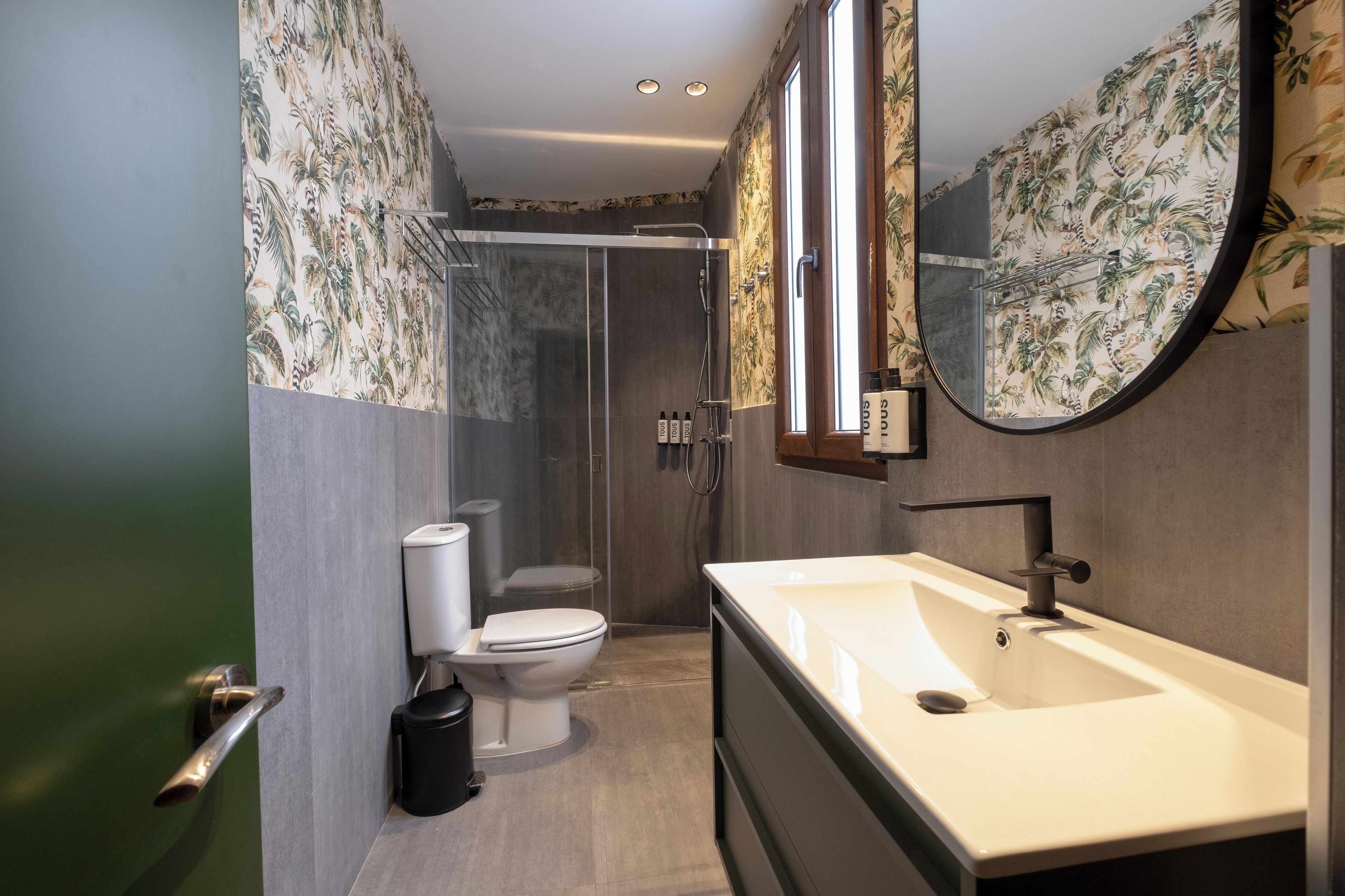Un baño moderno con ducha, inodoro y lavamanos.