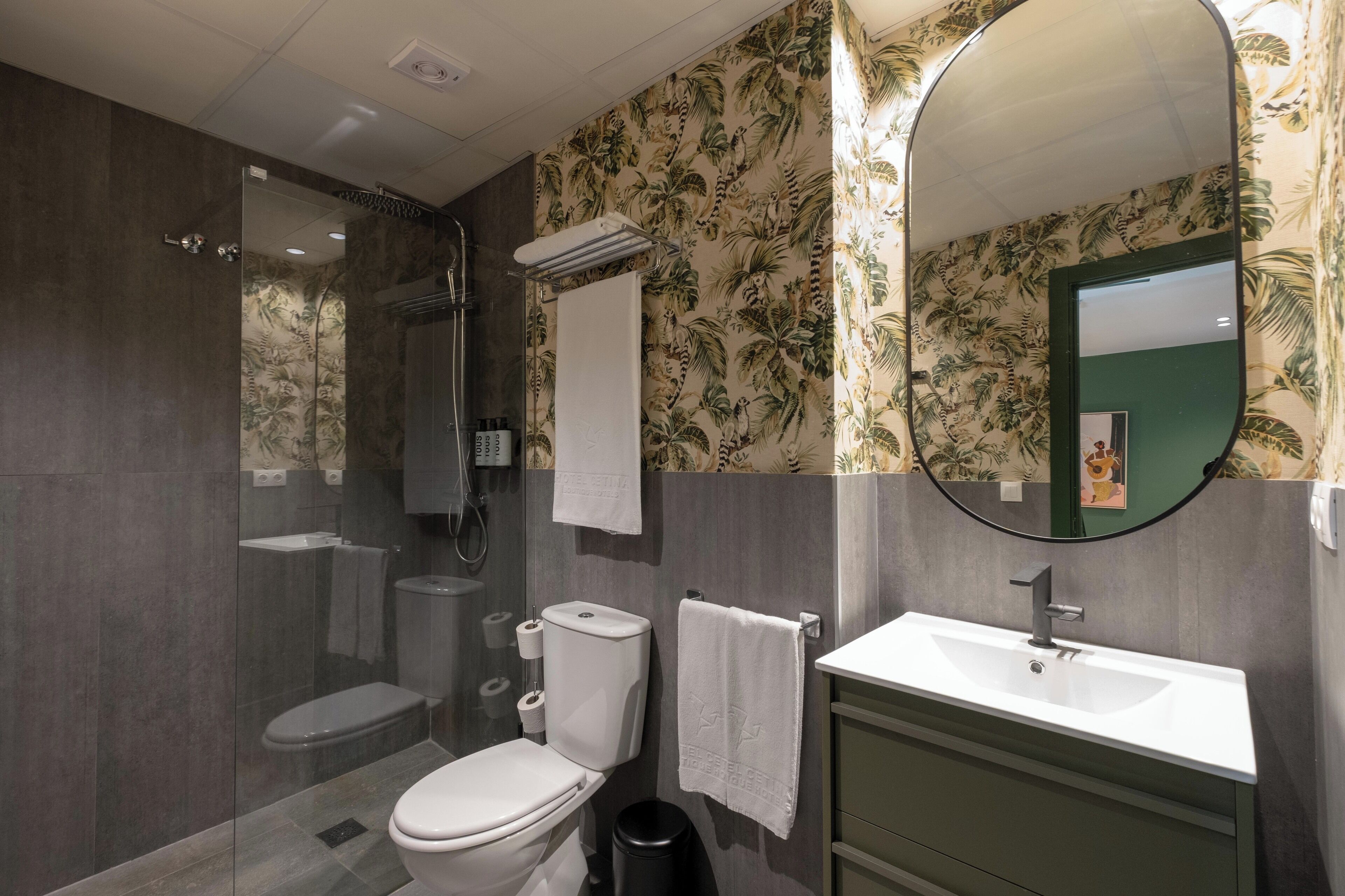 Une salle de bain moderne équipée de toilettes, d’un lavabo et d’une douche.
