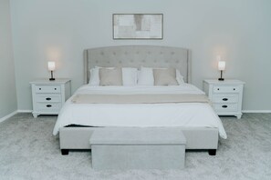 7 chambres, bureau, fer et planche à repasser, lit parapluie