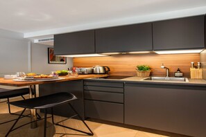 Fridge, microwave, stovetop, dishwasher