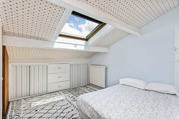 5 bedrooms, WiFi, bed sheets