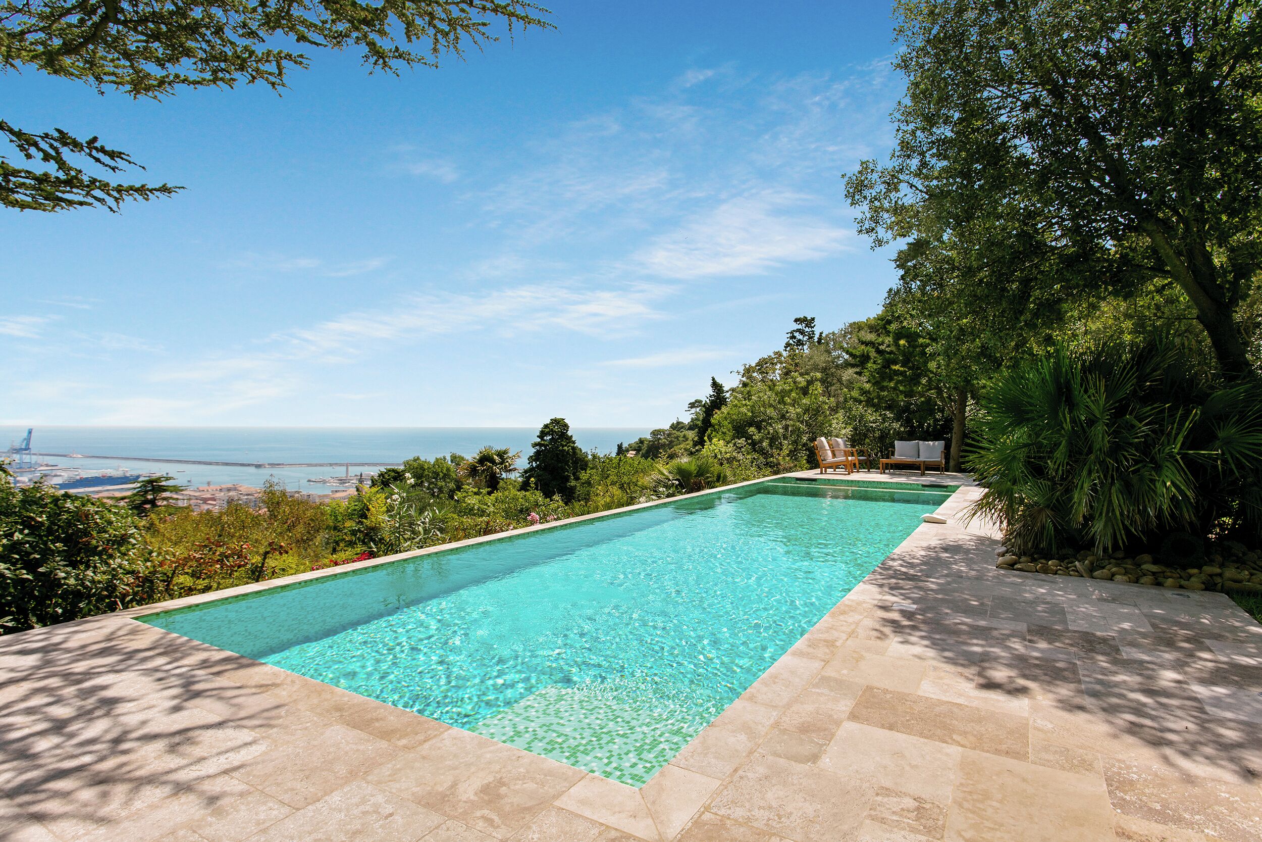 Een buitenzwembad en een verwarmd zwembad