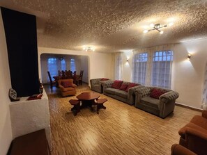 บังกะโลสำหรับครอบครัว, ระเบียง, วิวสวน | บริเวณนั่งเล่น | สมาร์ททีวี 32 นิ้ว พร้อมช่องดิจิตอล