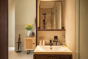 Shower, hair dryer, towels, soap - Romantic & Honeymoon Bliss With Paddy Fields View  - Canggu Center (Bali)
