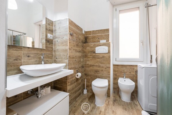 Een douche, een haardroger, een bidet, handdoeken