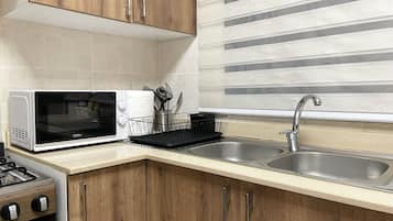 Frigorífico, microondas, horno y placa de cocina