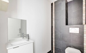 Apartment | Bathroom | Hair dryer, towels, shampoo