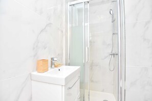 Apartment | Bathroom | Hair dryer, towels, shampoo