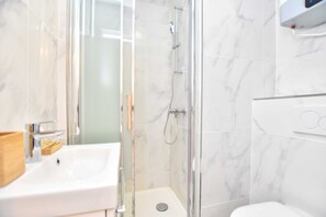 Apartment | Bathroom | Hair dryer, towels, shampoo - Cosy Studio - 2P - Voltaire (Paris)