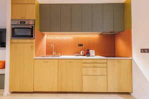 Refrigerador, microondas, placa de cocina, cafetera/tetera