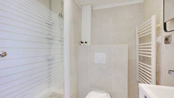 Appartement | Salle de bain | SĂšche-cheveux, serviettes fournies, shampoing