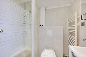 Appartement | Badkamer | Een haardroger, handdoeken, shampoo