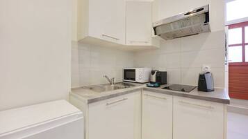 Appartement | Privékeuken | Een koelkast, een microgolfoven, een kookplaat