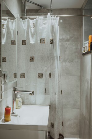 Dusche, Haartrockner, Handtücher, Seife