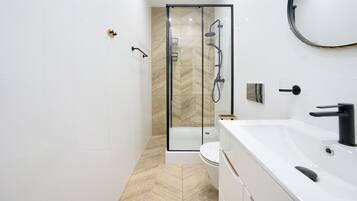 Apartment (4AC) | Bathroom | Shower, towels
