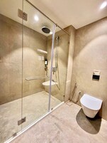 Double Room, Balcony, Garden View | Bathroom | Towels, soap, shampoo, toilet paper