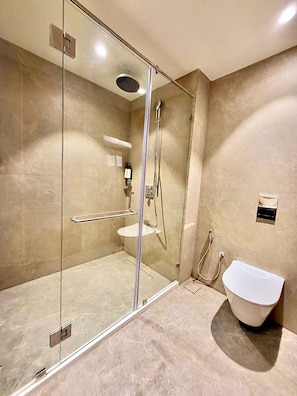 Double Room, Balcony, Garden View | Bilik Mandi | Tuala disediakan, sabun, syampu, tisu tandas