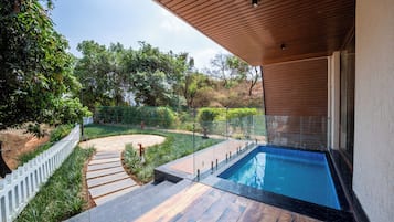 Suite, Garden View | In-room safe, blackout drapes, iron/ironing board, free WiFi