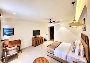 Double Room, Balcony, Garden View | Peti besi dalam bilik, meja, ruang kerja komputer riba
