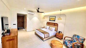 Double Room, Balcony, Garden View | Peti besi dalam bilik, meja, ruang kerja komputer riba
