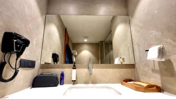 Doppelzimmer, Balkon, Gartenblick | Badezimmer | Handtücher, Seife, Shampoo, Toilettenpapier