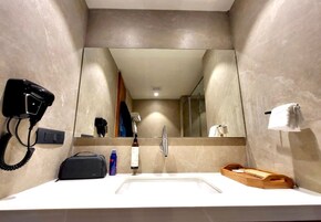 Double Room, Balcony, Garden View | Bathroom | Towels, soap, shampoo, toilet paper