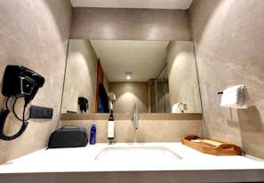 Double Room, Balcony, Garden View | Bilik Mandi | Tuala disediakan, sabun, syampu, tisu tandas