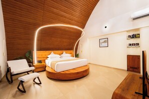 Phòng Suite, quang cảnh hồ | Két bảo mật tại phòng, màn/rèm cản sáng, bàn ủi/dụng cụ ủi quần áo 