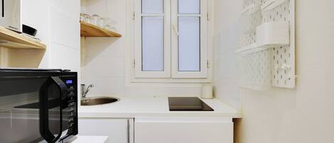 Departamento | Cocina privada | Refrigerador, microondas, horno y parrilla de estufa