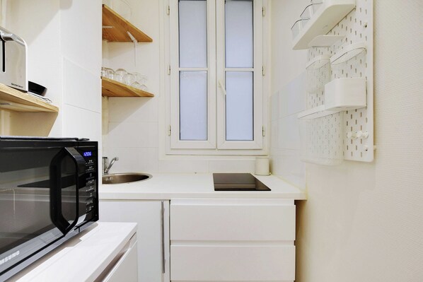 Apartment | Private kitchen | Fridge, microwave, oven, stovetop
