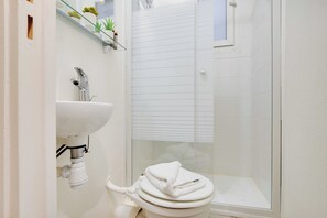Apartment | Bathroom | Hair dryer, towels, shampoo - Magnificent Apartment - 1br/4p - Sacre-coeur (Paris)
