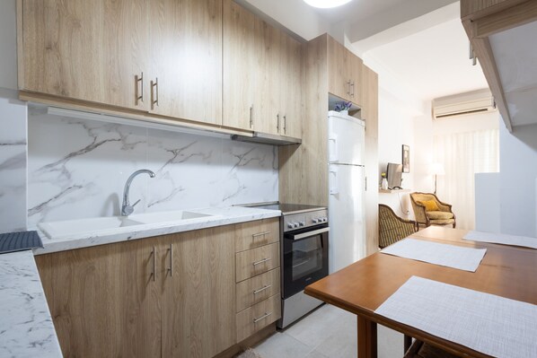 Fridge, microwave, oven, coffee/tea maker