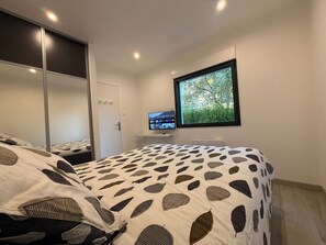 2 bedrooms, desk, iron/ironing board, travel crib