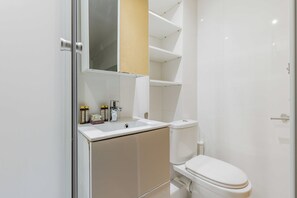 Secador de pelo, toallas, shampoo