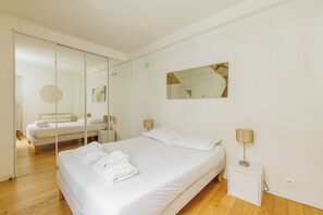 1 habitación, tabla de planchar con plancha y ropa de cama